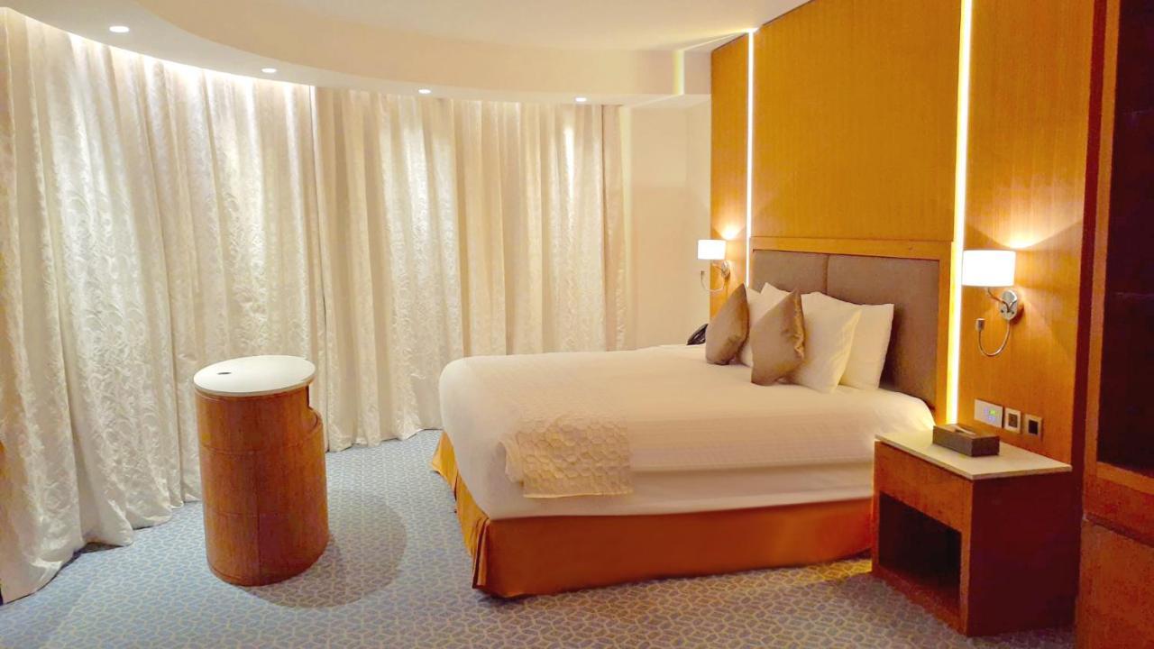 Grand Swiss-Belhotel Waterfront Seef Sanabis Exterior photo